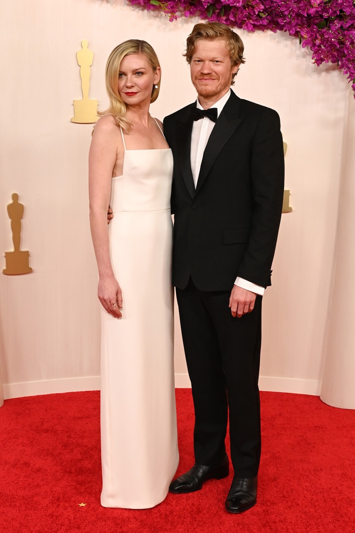 Kristen Dunst și Jesse Plemons pe covorul roșu de la Premiile Oscar 2024