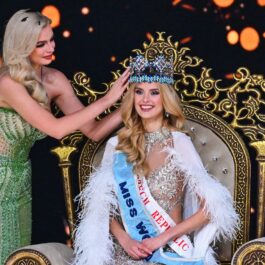 Krystyna Pyszková în timp ce este încoronată la Miss World 2024
