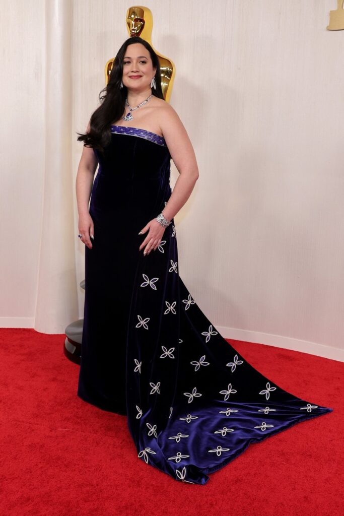 Lily Gladstone într-o rochie neagră la Gala Premiilor Oscar 2024