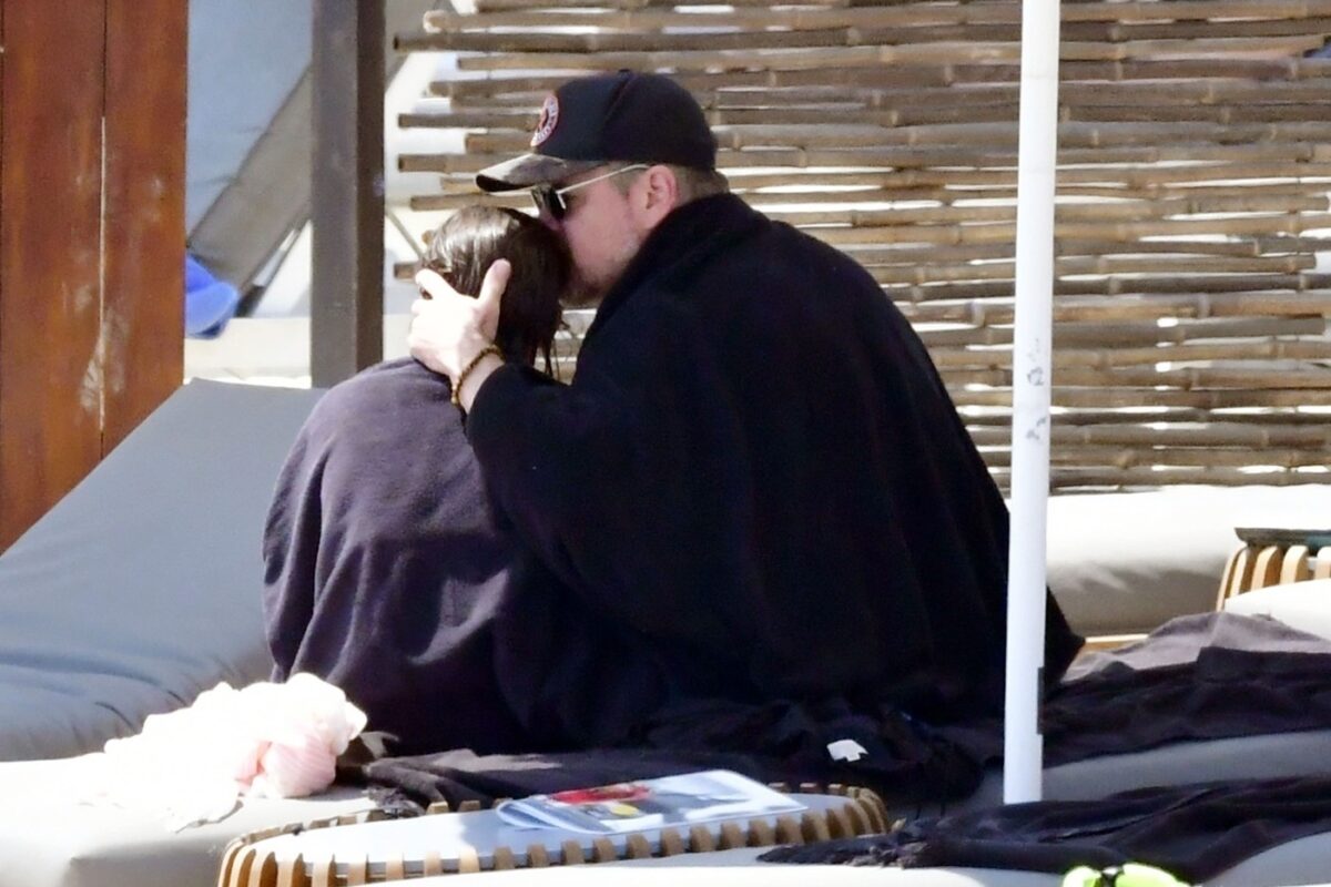 Matt Damon și Luciana Barroso în timp ce stau împreună pe plajă și se relaxează în vacanță