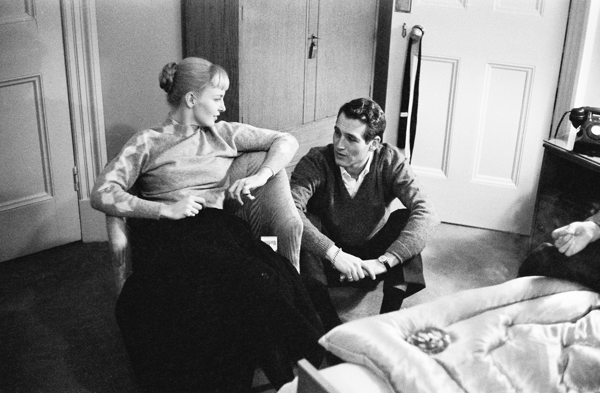 Paul Newman și Joanne Woodward în timp ce pozează împreună