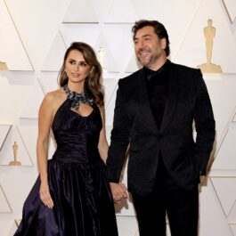 Penelope Cruz și Javier Bardem în timp ce pozează împreună la Gala Premiilor Oscar în 2022