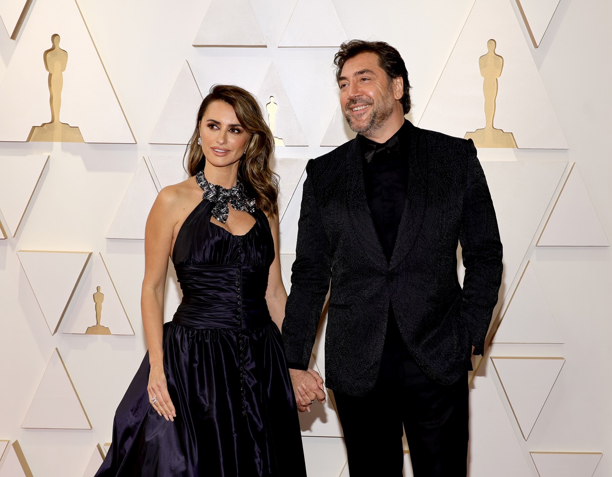 Penelope Cruz și Javier Bardem în timp ce pozează împreună la Gala Premiilor Oscar în 2022