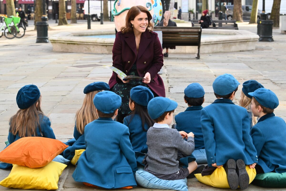 Prințesa Eugenie, la un eveniment, alături de un grup de copii