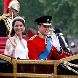 Kate Middleton și Prințul William, într-o trăsură regală, în ziua nunții lor