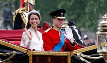 Kate Middleton și Prințul William, într-o trăsură regală, în ziua nunții lor