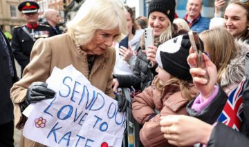 Regina Camilla a primit afișe cu mesaje pentru Kate