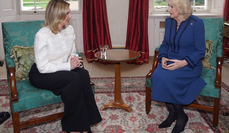 Regina Camilla s-a întâlnit cu Olena Zelenska la Clarence House. Majestatea Sa a discutat cu Prima Doamnă a Ucrainei la câteva zile după ce s-au împlinit 2 ani de la războiul cu Rusia