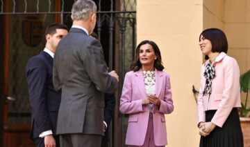 Regina Letizia a Spaniei a uimit într-un costum de culoare roz. Majestatea Sa a participat la o ceremonia de decernare în Gandia alături de Regele Felipe