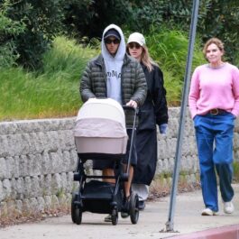 Robert Pattinson împinge căruciorul bebelușului său