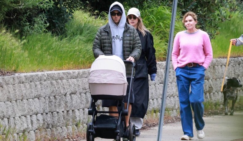 Suki Waterhouse și Robert Pattinson au fost fotografiați la plimbare cu bebelușul lor. Cei doi parteneri sunt în culmea fericirii