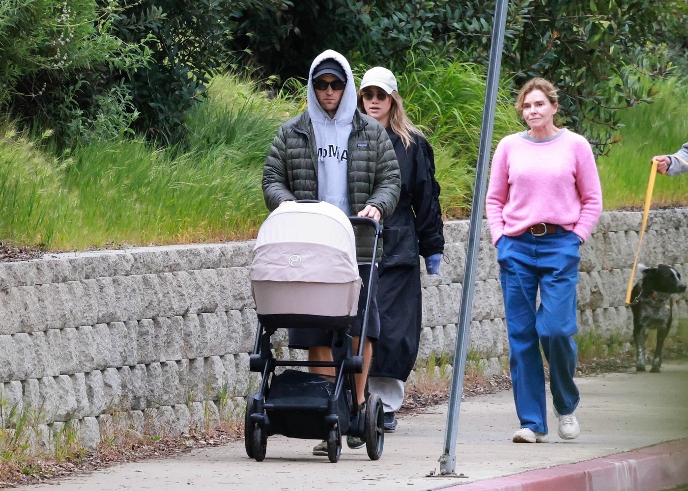 Robert Pattinson împinge căruciorul bebelușului său