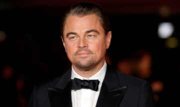 Leonardo DiCaprio, în costum cu cămașă albă și papion