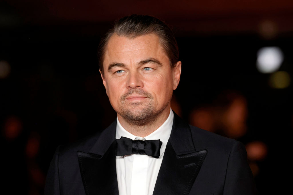 Leonardo DiCaprio, în costum cu cămașă albă și papion