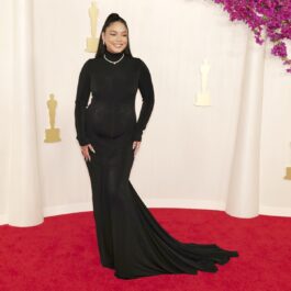 Vanessa Hudgens într-o rochie neagră, însărcinată, pe covorul roșu de la Premiile Oscar 2024
