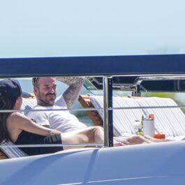 Victoria și David Beckham, pe un iaht, la plajă