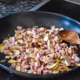 Bacon și ciuperci în tigaie