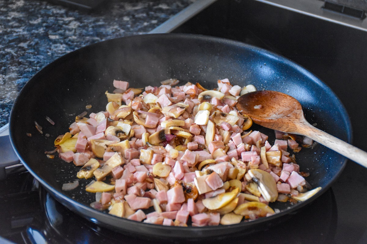 Bacon și ciuperci în tigaie