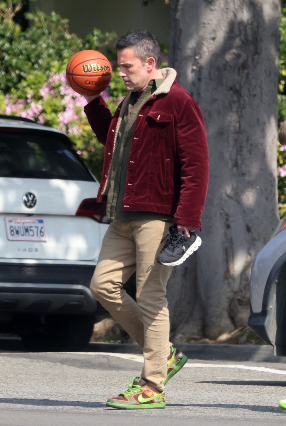 Ben Affleck, cu mingea de baschet în mână, pe stradă