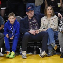Jennifer Lopez alături de Ben Affleck și Samuel Garner Affleck în timp ce privesc împreună un meci de baschet