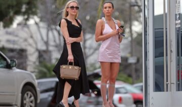 Bianca Censori într-o rochie roz alături de o prietenă care poartă o rochie neagră