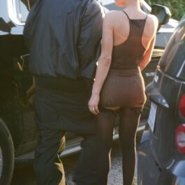 Bianca Censori și Kanye West fotografiați de la spate în timp ce Bianca poartă o ținută complet transparentă