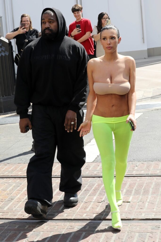 Bianca Censori într-o ținută îndrăzneață în timp ce se plimbă de mână cu Kanye West