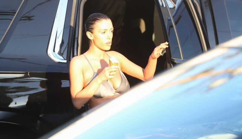 Bianca Censori a ieșit la plimbare într-un costum de baie. Fanii au remarcat rapid asemănarea ei cu Kim Kardashian