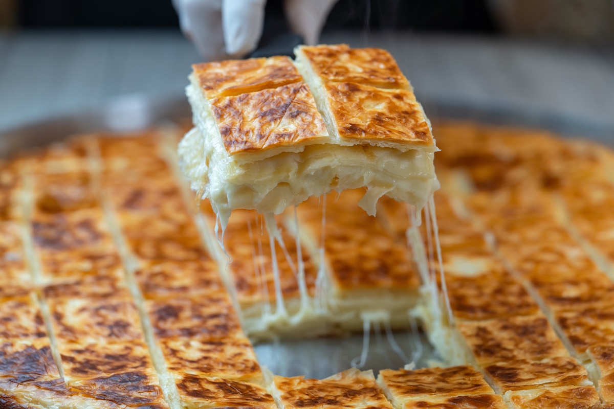 Borek, plăcintă turcească cu brânză sărată, porționată