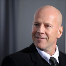 Bruce Willis în timp ce pozează la un eveniment din New York