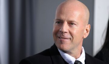 Bruce Willis în timp ce pozează la un eveniment din New York