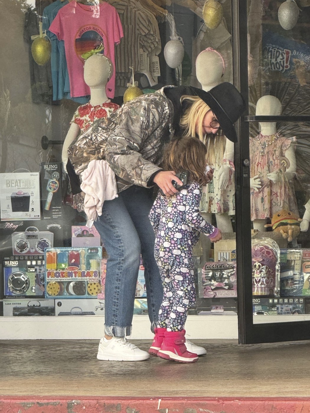 Cameron Diaz, alături de fiica ei, la cumpărături