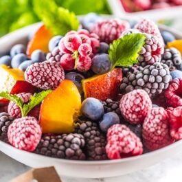 Un bol plin cu cele mai bun fructe congelate recomandate pentru a pierde în greutate