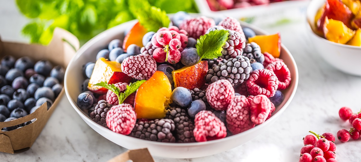 Un bol plin cu cele mai bun fructe congelate recomandate pentru a pierde în greutate
