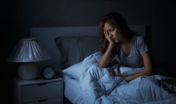 O femeie care s-a trezit în mijlocul nopții din cauza unui coșmar