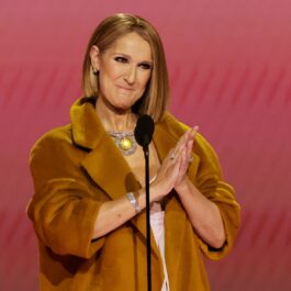 Celine Dion în timp ce aplaudă pe scenă la Gala Premiilor Grammy 2024