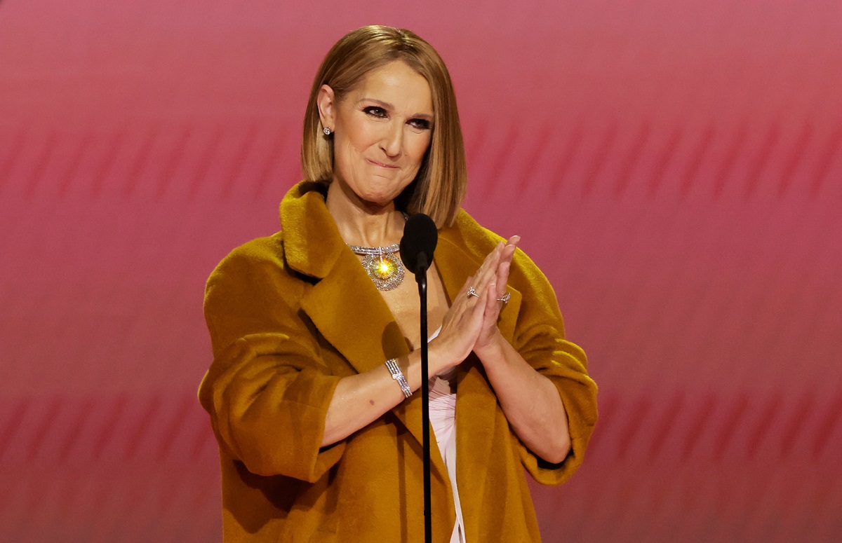 Celine Dion în timp ce aplaudă pe scenă la Gala Premiilor Grammy 2024