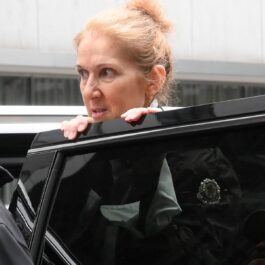 Celine Dion în timp ce intră într-o mașină din New York