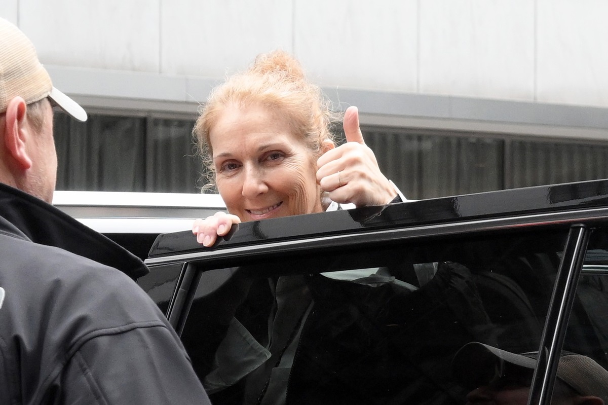 Celine Dion în timp ce își salută fanii din New York