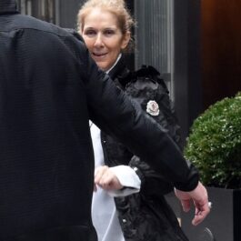 Celine Dion în timp ce iese dintr-un hotel din New york