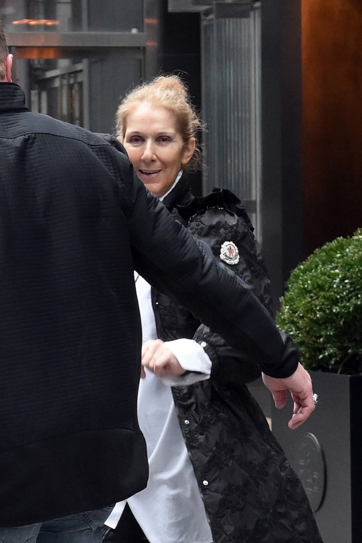 Celine Dion în timp ce iese dintr-un hotel din New york