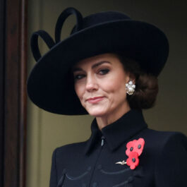Kate Middleton, într-o ținută de culoare negră, cu o pălărie cu boruri mari