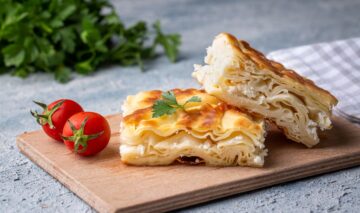 Plăcintă creață cu brânză sărată. Rețetă turcească denumită Borek