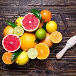 Un bol plin cu fructe care te-ar putea ajuta să slăbești, potrivit nutriționiștilor