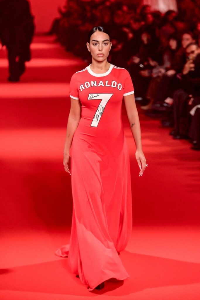 Georgina Rodriguez în timp ce defilează într-o rochie roșie la Săptămâna Modei de la Paris