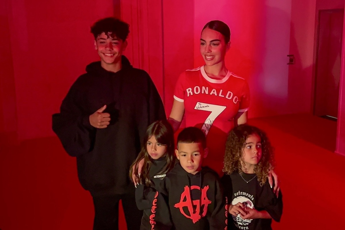Georgina Rodriguez alături de patru dintre copiii ei și a lui Cristiano Ronaldo la Săptămâna Modei de la Paris 2024