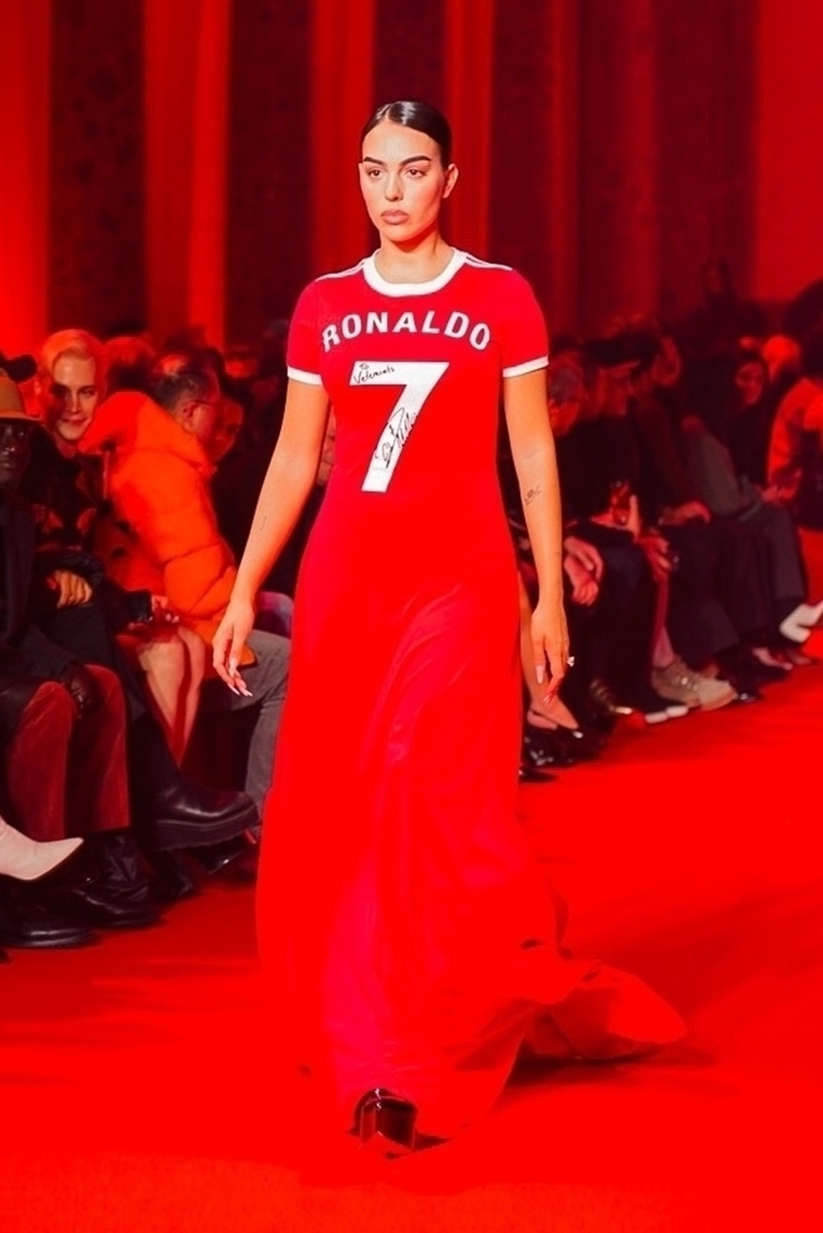 Georgina Rodriguez într-o rochie cu numele lui Cristiano Ronaldo pe piept la Săptămâna Modei de la Paris