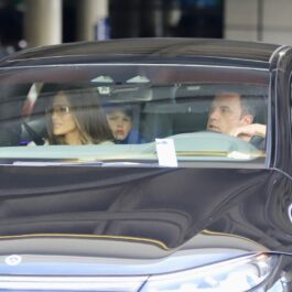 Ben Affleck conducând o mașină în timp ce în dreapta lui se află Jennifer Lopez
