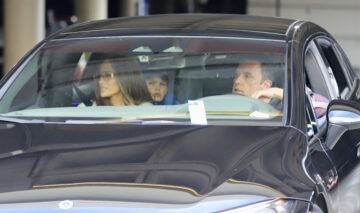 Ben Affleck conducând o mașină în timp ce în dreapta lui se află Jennifer Lopez