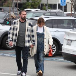 Jennifer Lopez și Ben Affleck în timp ce se plimbă de mână pe străzile din Los Angeles
